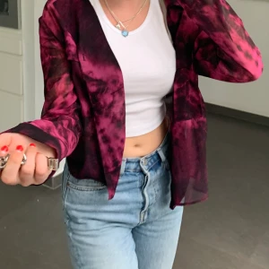 Skjorta  - Så cool och snygg skjorta!! Den är lite genomskinlig och har tiedye mönster som är så poppis!!🥳 Köpt på zara! Storlek S🥰🥰