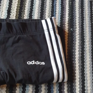 SvaSvarta adidas byxor  - Nästan nya använt 3 gånger lite färg på vänster ben men syns knappt eftersom det sitter på insidan av benet bra passform är lite för små för mig köparen står för frakt 