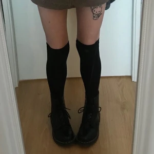 Knästrumpor - Svarta knästrumpor ifrån H&M, passar mig upp till knäna och jag är 1,63cm <3 frakt: ca 30kr eller något 