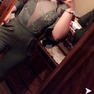 Festlig jumpsuit  - Strl L/M 🐢                                                                                     Väldigt fin och stretchig, aldrig använd hann bara ta en bild i den 