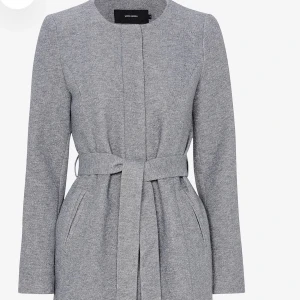 Kappa från vero moda - En likadan jacka som visas på bilderna fast svart säljes, i storlek S. Möts upp i Huddinge eller skickas på post med medföljd frakt!🥰