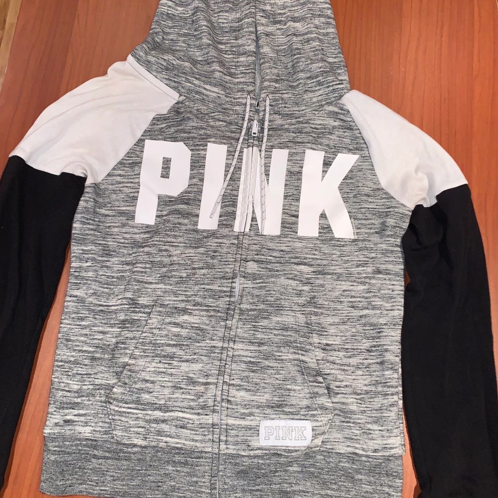 En tjocktröja från PINK Victoria’s secret. Storlek M. . Huvtröjor & Träningströjor.