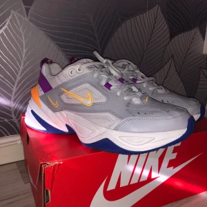Nike M2k tekno skor storlek 40.5  - Skorna e knappt använda o dom är i bra skick, köparen står för frakt annars kan vi mötas i vänersborg. Nypris 999kr 