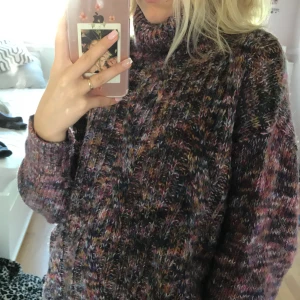 Snygg, skön, stickad tröja ! - Nästan helt oanvänd! Originalpriset är 129 kr men buda i kommentarerna! Högsta säljer jag till. Storlek XXS men funkar till dem men XS och S.