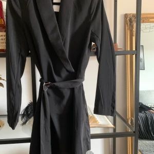 Byxdress - Super snygg oanvänd kostym-byxdress ifrån hm. Säljer den då tyvärr är lite förliten för mig. Köparen står för frakten!🎈