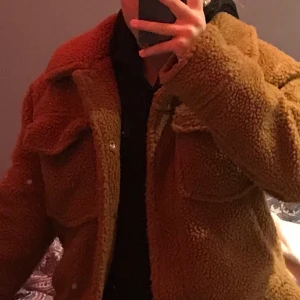 Mysig Teddy jacka  - Säljer min fina höst jacka från gina då den inte kommer till användning längre. Varm och jätte mysig perfekt till hösten strl 34.🥰