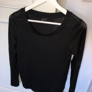 Tröja från Ginatricot - Svart tröja i lite längre modell från Ginatricot. Strl XS/S. Aldrig använd 