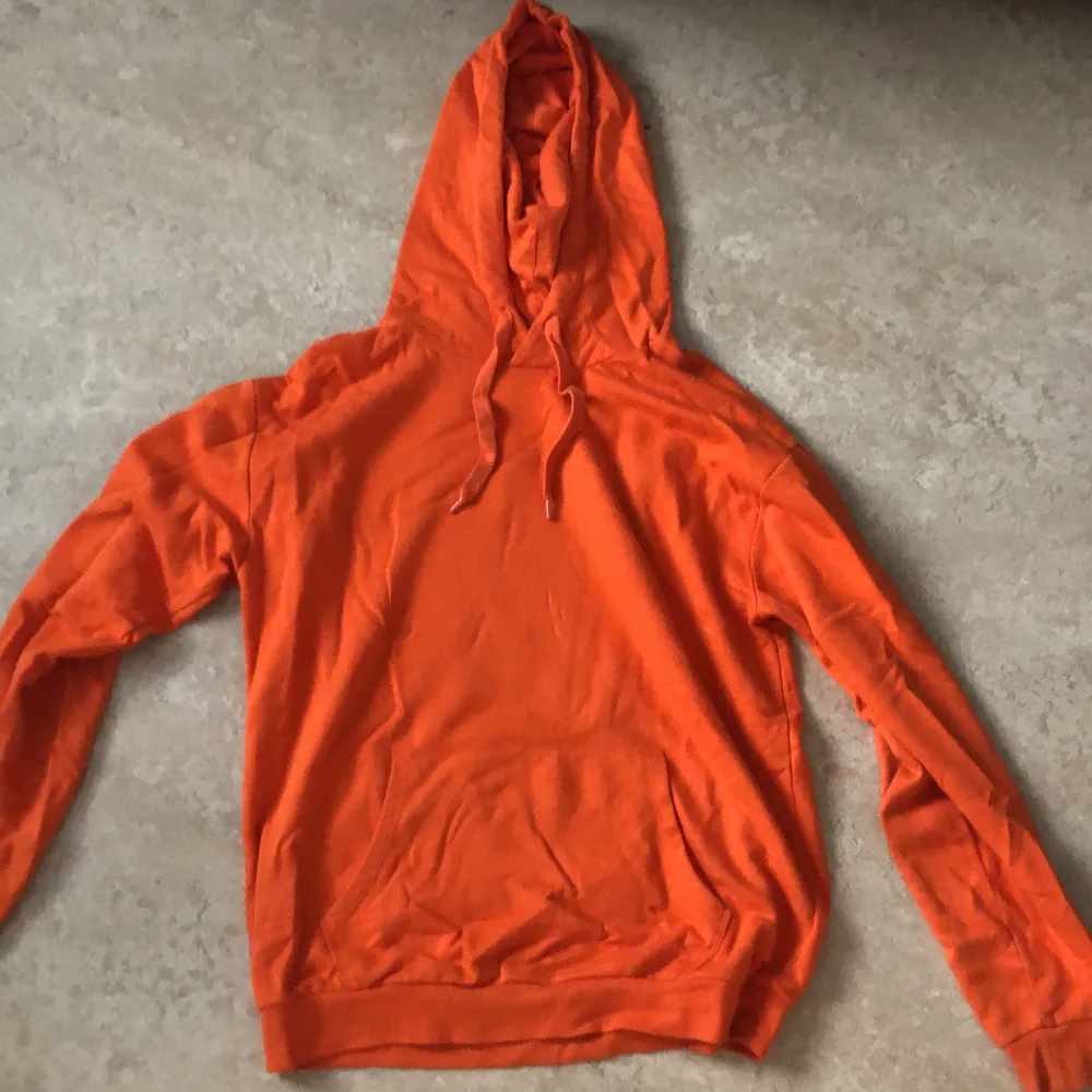 Säljer denna orange hoodie från Cubus! Inte använd mycket!. Hoodies.