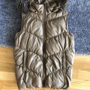 Väst från Gap Xs 🍁 -  🍁Storlek Xs 🍁Pris: 75 kr 🍁Mycket bra skick och material, knappt anv. 📍Mölnlycke centrum 🚫Djurfritt och rökfritt hem 📬Kan skickas mot fraktkostnad