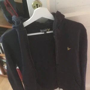 Lyle & Scott hoddie - Svart hoddie med storlek M, flera intresserade så buda med minst 10kr högre☺️