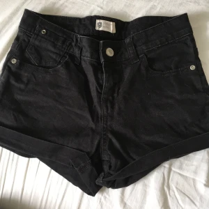 Jeansshorts 💫 - Jeansshorts, svarta, högmidjade, säljer pga att jag har växt ur de! Frakt tillkommer 💫