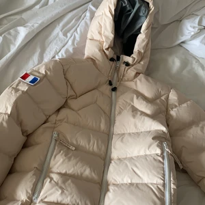 Vinterjacka i dun - En extremt varm vinterjacka i dun. Inköpt för ca 5000 säljer för 1400kr. I extremt bra skick, använd en halv vinter.