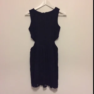  - Snygg svart spetsklänning, visar hud på sidorna