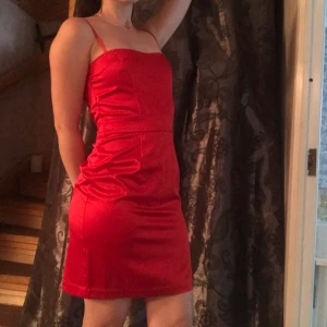 Röd sammetsklänning Lindex strl 36/M - Säljer den här sexiga klänningen perfekt för en mysig och fancy middag! Axelbanden går att justera! Nyskick! 44kr frakt!