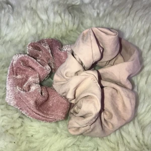 Rosa kitt med scrunchies - Snygga rosa scrunchies som tyvärr inte kommer till min användning. 30/kitt och 15/st.