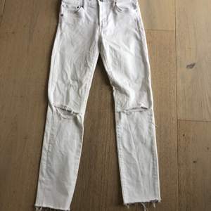 Vita jeans från märket Crocker med hål på knäna! Högmidjade!