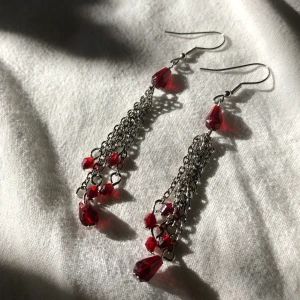 Röda y2k örhängen<33 - Säljer dessa jätte snygga örhängen från tidigt 2000-tal, i mycket bra skick!! 60kr fri frakt!