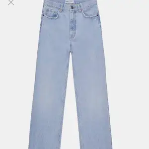 Säljer dessa ljus blåa jeans ifrån zara. Dom är högmidjade och är straight leg. Dom har en riktig bra passform och är slitna runt vristen. Stl 36, bra skick!❤️