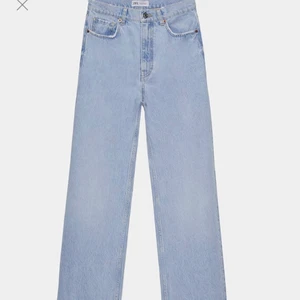 Blå jeans  - Säljer dessa ljus blåa jeans ifrån zara. Dom är högmidjade och är straight leg. Dom har en riktig bra passform och är slitna runt vristen. Stl 36, bra skick!❤️