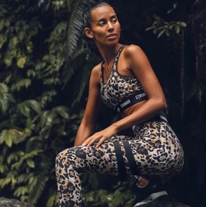 Stronger thights (byte) - Endast testade - då jag söker ett par i storlek S istället för XS!  Säljes för 450 kr, kan byta mot stronger i storlek S, Gymshark i storlek S eller ICIW i storlek S.  Frakten kostar 42 kr med PostNord.    Storlek: XS ROAR Nypris: 799 kr COOLASTE KATTEN PÅ GYMMET Leopardprints är tidlöst odödliga och passar bra till vad som helst i vilken djungel som helst. Nu kan du bli den coolaste katten på gymmet, och kom ihåg, tunga vikter blir lättare när du ryter!   FEATURES • Vår klassiska Stronger fit • Svarta signatur-streck på vänster ben • Snabbtorkande och fuktavledande • Superskönt tyg med 4-vägs stretch • Brett och stabild midjeband för support • Logotyper vid midjan • Full-längd