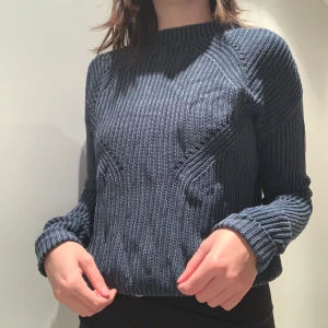 Blå stickad tröja - Aldrig använd bara testad. Säljer pga att jag tycker den är lite för tajt för mig. Skriv för mer detaljer. Frakt står köpare för