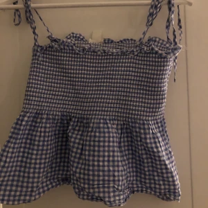 Blått linne  - Blått linne från hm. Storlek 42 men väldigt lite så skulle säga S/M 