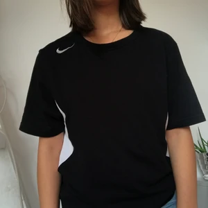 Vintage nike tröja - Ursnygg trendig nike T-shirt. Fyndad second hand men har inga defekter och till utseendet ny men har ändå en vintage vibe. Passar med det mesta pga dess neutrala färger. Visas på en s. Frakt tillkommer på 44kr 