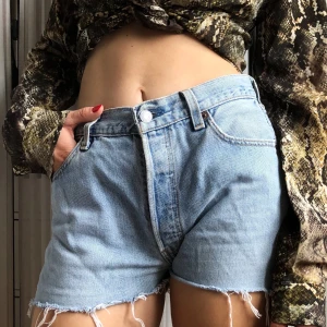 Vintage Levis 501 shorts - Vintage Levis 501 shorts i ljusblå. Storlek W30. Pris 100kr eller budgivning i kommentarerna. Kund står för frakt❤️