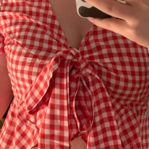 Skitgullig topp - Köpt ifrån PLT men den var inte riktigt min stil så den är endast prövad! Stl M men mer som en S runt the boobies✌🏼 frakten får ni betala själv och sen är på 44kr, kan sänka priset vid snabb affär!💓