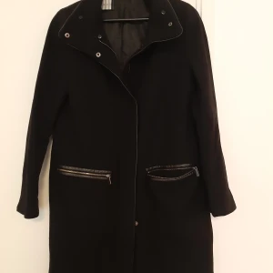 Ulljacka - Fin jacka från Esprit. Använt men har nog många bra år kvar. Bra kvalité, 80% ull. Tyvärr är en dragkedja på fickan trasig (syns på bild). Hämtas i Uppsala alt skickas, köparen står för frakt. Swishbetalning. 