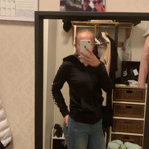 Adidas hoodie - Svart adidas hoodie, knappt använd, som ny! 