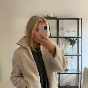 Höst/vinter jacka. - Säljer en supermysig höst/vinterjacka. Jackan är köpt förra vintern och tyvärr inte använd så mycket - då det inte är min stil. Den är i ett mycket gott skick. Storlek xs, men passar även S. Frakt:60kr. Bud i kommentarer💕🌸🍂