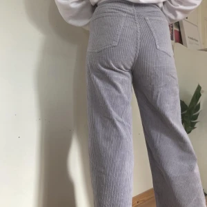 Jeans - Ljusblåa Manchesterbyxor från weekday i storlek 36. Frakt tillkommer🦋🦋