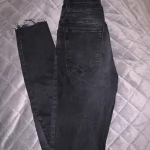 Svarta fina jeans med slitningar nertill och helt oanvända, pris kan diskuteras!