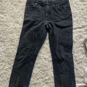 Svarta jenas - Svarta superfina raka jeans från Bik Bok. Lite tjockare och har en dragkedja längst ner på benet. Storlek M. 100kr + frakt