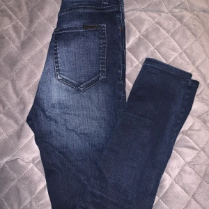 Högmidjade Drdenimjeansmakers jeans - Högmidjade jeans, helt oanvända!