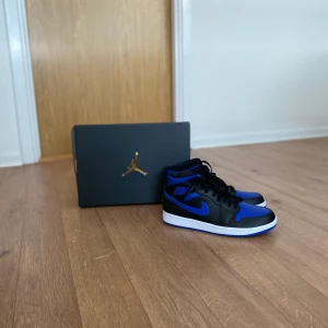Nike air jordan 1 mid royal blue - Nyskick använda 1 gång, strl 43