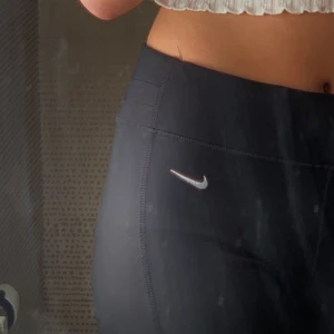 Nike leggings - As snygga nike leggings som går till knäna! Perfekt för idrotten och träningen men även till vardags. De är i storlek S. Vid intresse buda i kommentarerna <3