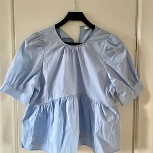 Blus från Only  - Super gullig blus från Only!💙💙💙 Säljer pga av aldrig använd. Frakt ingår inte i priset! Nypris: 399kr