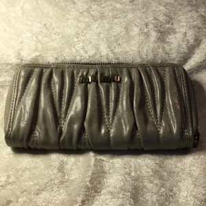 Plånbok Miu Miu sååå snygg - Plånbok Miu Miu ljusgrå. Ny. Kan skickas mot porto.