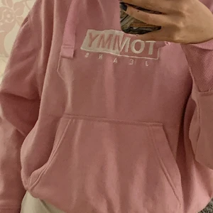 Tommy hilfiger Hoodie oversized - Säljer denna snygga hoodie då jag inte använder den längre, det är en oversized Hoodie i strl XS, men skulle passa S också. Har knappt använt den nånting. Nypris 1200kr. Tveka inte att skicka iväg ett meddelande om ni undrar något!❤️