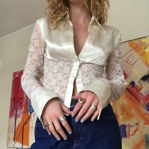 Vit blus i spets  - blus i transparent spets