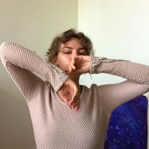 Cream rosa/beige långklänning med broderier  - Denna eleganta Cream klänning är i storlek M men kan möjligtvis passa till S och L, stretchigt tyg. Ärmarna är broderade i ett vackert blom mönster. Tveka inte att buda!!