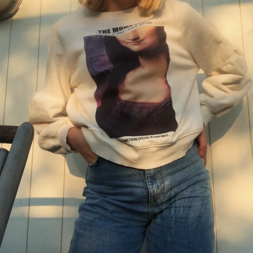 Säljer nu denna fina vita sweatshirt med ett tryck av Mona Lisa som är från Zara. Köpt för ungefär ett år sedan och har inte användning av den längre. Sista bilden är trycket på baksidan av tröjan. Köparen står för frakten 📦 . Tröjor & Koftor.