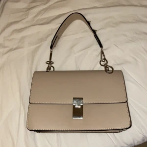Handväska  - Skitsnygg handväska i beige som tyvärr inte kommer till användning då jag har så många väskor. Den är köpt på Gina tricot & är använd endast en gång. Pris går att diskutera vid snabb affär, frakt tillkommer. ❤️❤️❤️