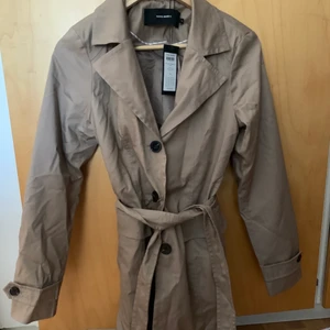 Beige kappa  - Beige kappa med knappar från veromoda, aldrig använd och lappen kvar. Passar perfekt till höst/vår. Storlek S
