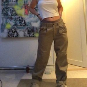 Kostymbyxor - Ett par beiga kostymbyxor! Sitter väldigt bekvämt! De är väldigt långa därför har jag behövt vika uppåt de under användning, om man störs sig på d är det väldigt lätt att fixa själv! Frakt tillkommer!💓💓