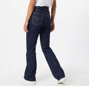 Mörkblå ribcage wideleg jeans från levis i bra skick! Kan såklart skicka egna bilder! Säljer även i ljusblå och i svart💗
