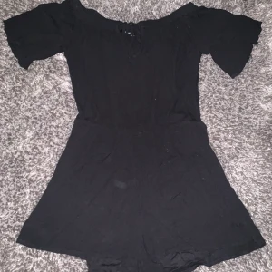 Playsuit - En fin svart tunn palysuit.