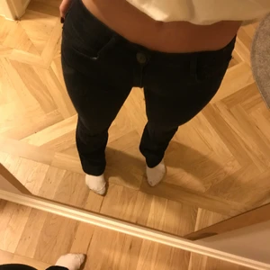 Low waist jeans - Snygga low Waist jeans med detaljer både bak och fram. Super coola och unika. Stretchiga i materialet. Frakt tillkommer (en defekt: ett av banden till skärphålen har gått sönder lite. Men det är inget som syns)